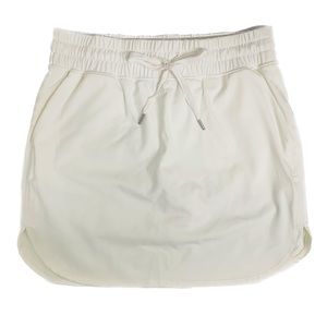Jones New York | Drawstring Tennis Skort Shirttail Skirt Hem in Buttery Cream
